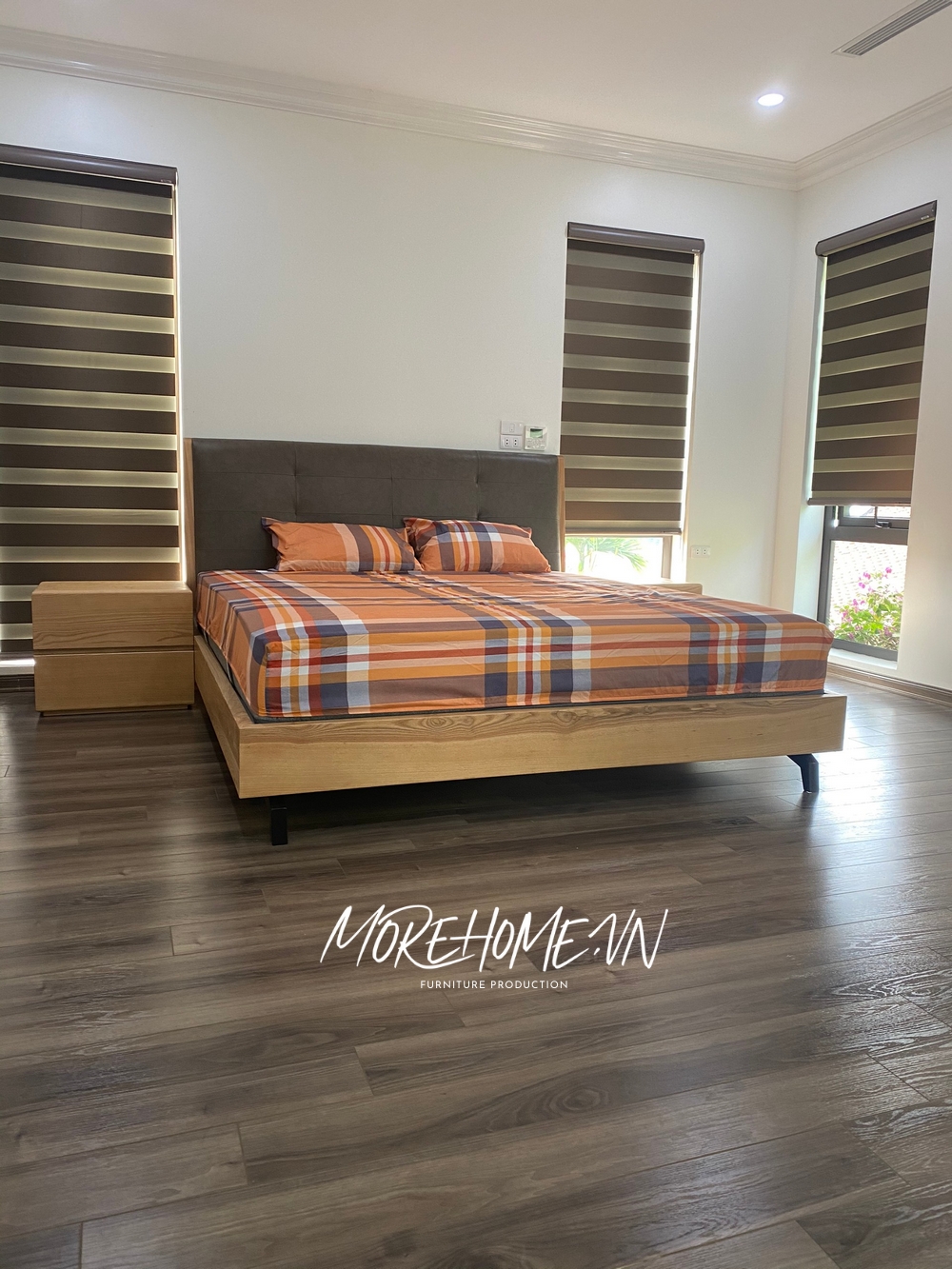 Tab đầu giường gỗ công nghiệp hiện đại là một trang trí thẩm mỹ giúp làm cho không gian cất trữ đồ đạc trở nên gọn gàng và có nắp ngăn.